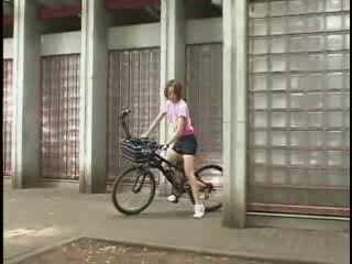 Японское чудо. Велосипед с фаллоимитатором. порно